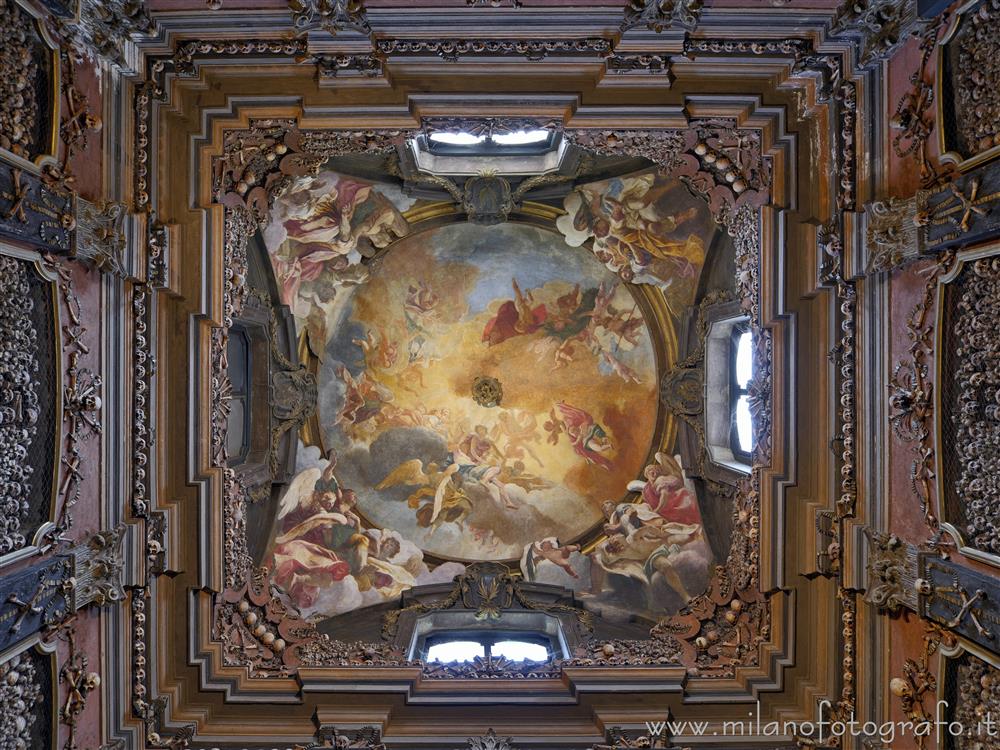 Milano - Soffitto dell'ossario della Chiesa di San Bernardino alle Ossa